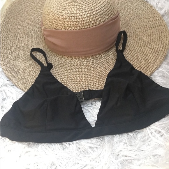 2 Marked Listings $25 ⬇️ Woman’s Classic Black Triangle Bikini Top - Picture 1 of 7